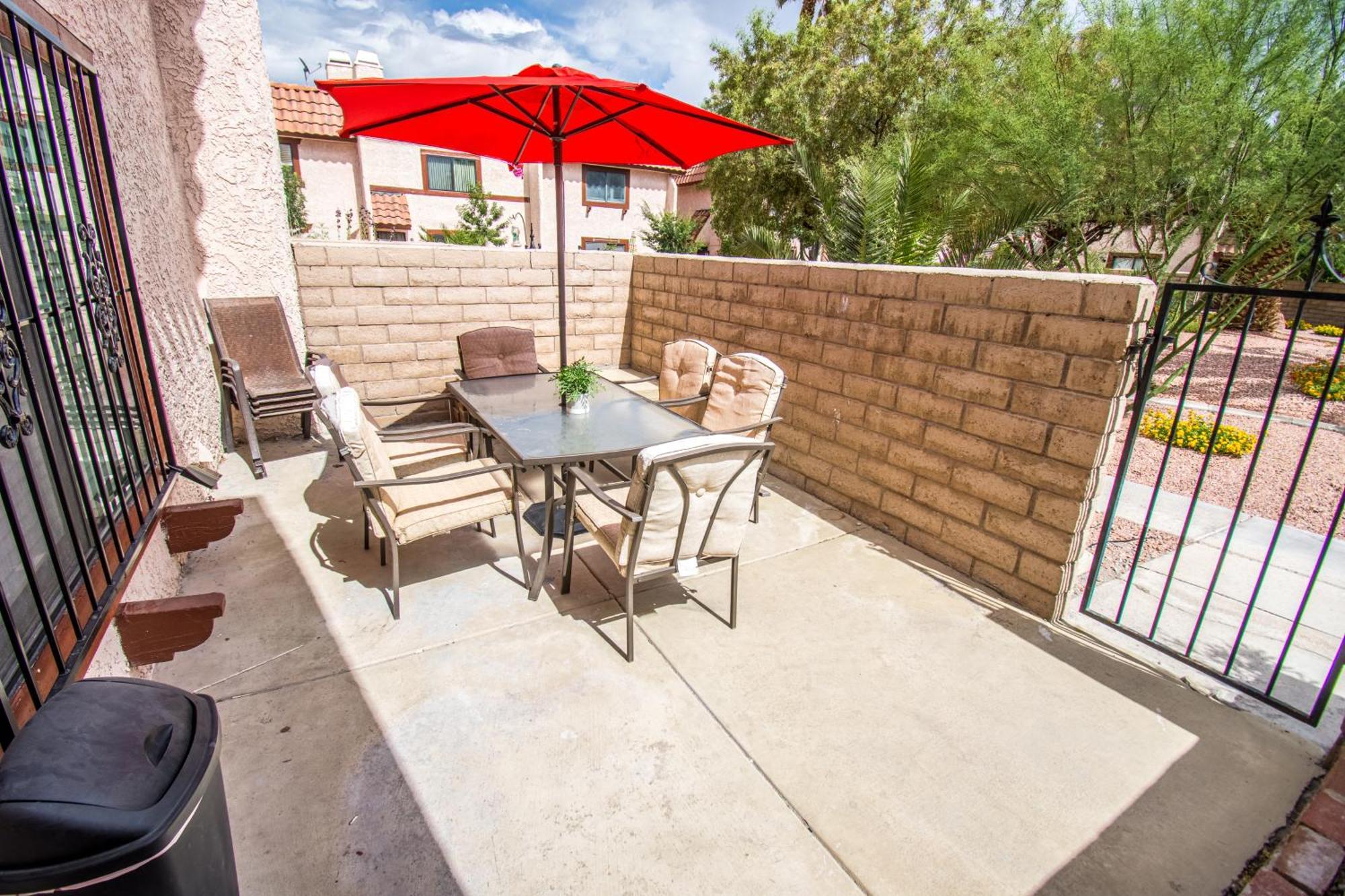 Spacious 2-Bedroom Townhouse With Pool & Private Patio In Central Λας Βέγκας Εξωτερικό φωτογραφία